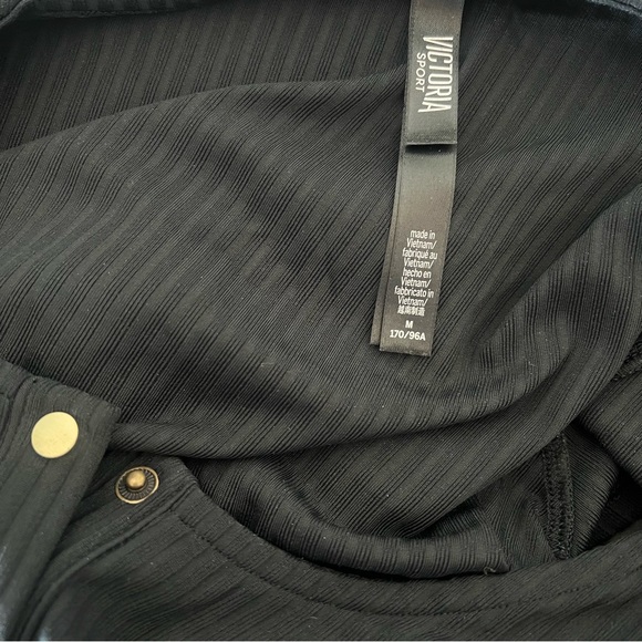 Super stretchy VS black silky ribbed button short sleeve crop top - Picture 7 of 9